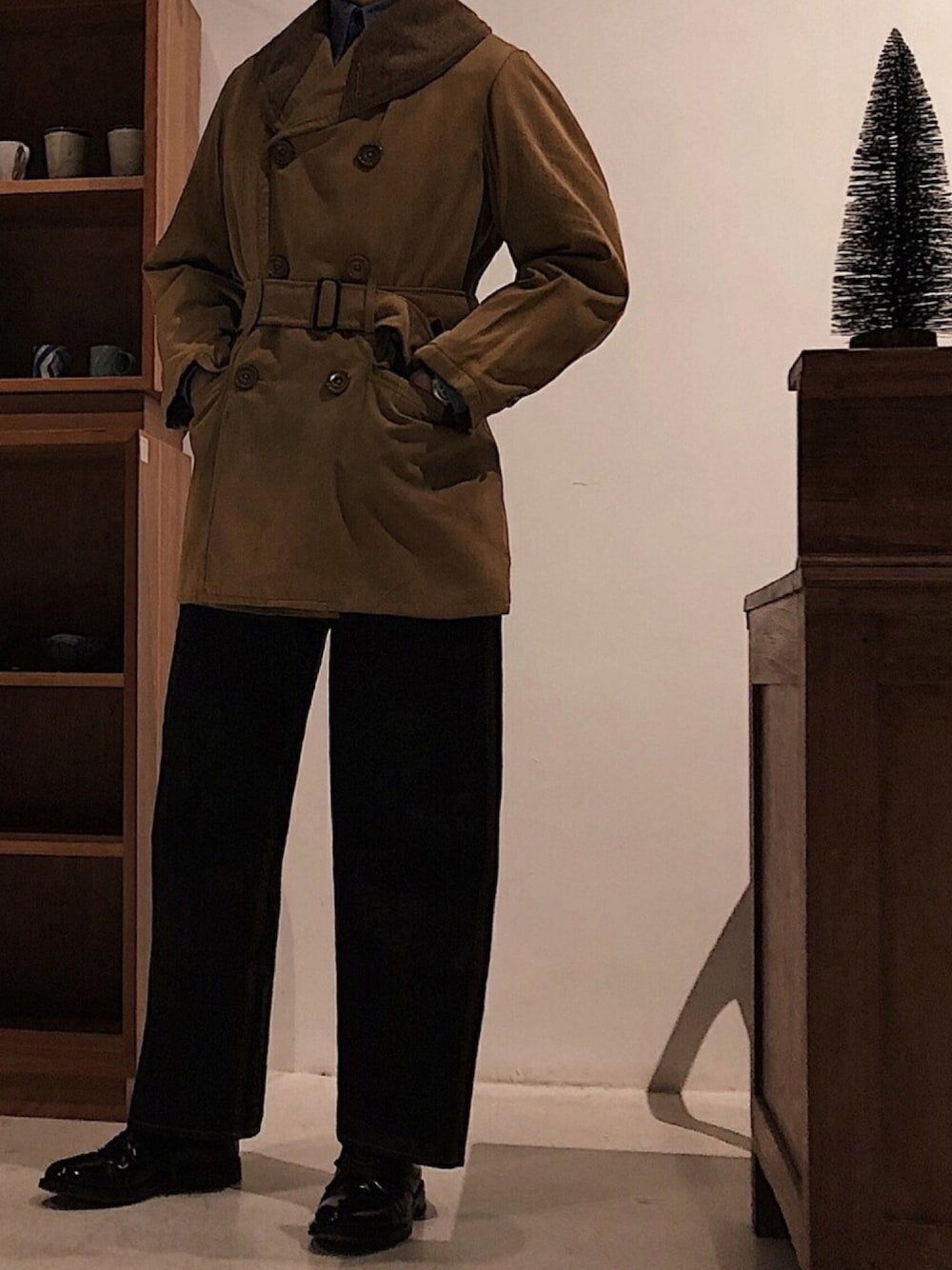 ブラック系のブーティ、ブラウン系のミリタリージャケット、ブルー系のデニムパンツを着用したメンズの冬コーディネートの1枚目の写真