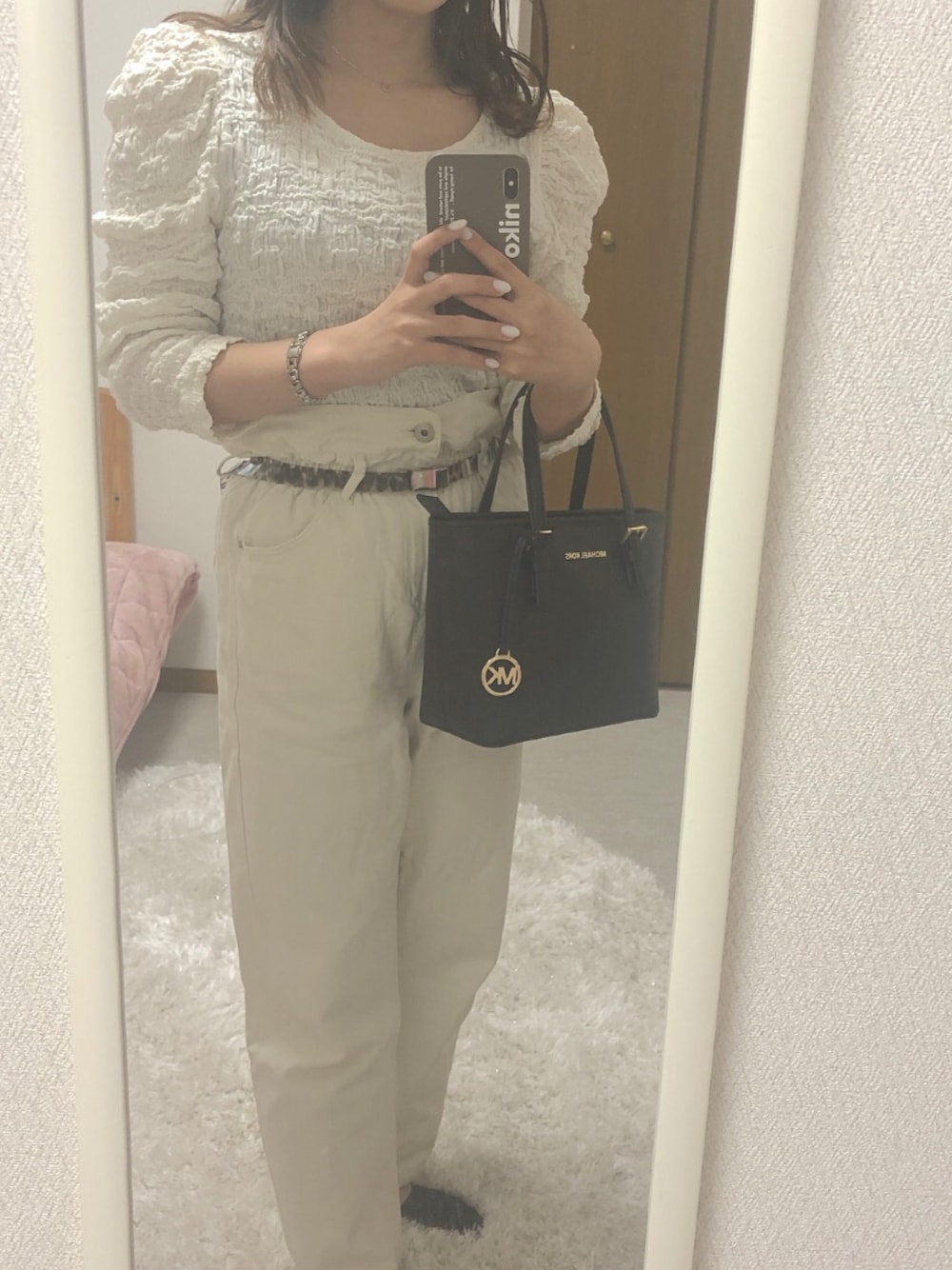 「カジュアルコーデ、シンプル、今日のコーデ、お洒落さんとつながりたい、休日スタイル、低身長コーデ、春、ホワイト、147cm、147cmコーデ」｜「MICHAEL KORSのMichael Michael Kors - Jet Set Travel ハンドバッグ M - women - レザー - ワンサイズ（トートバッグ、ブラック系）」を使った、aya☺︎さん（レディース・147cm）の春コーディネートの1枚目の写真