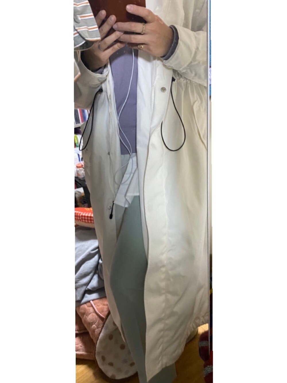 ホワイト系のその他アウター、パープル系のスウェット、ホワイト系のシャツ/ブラウスを着用したレディースの春コーディネートの1枚目の写真