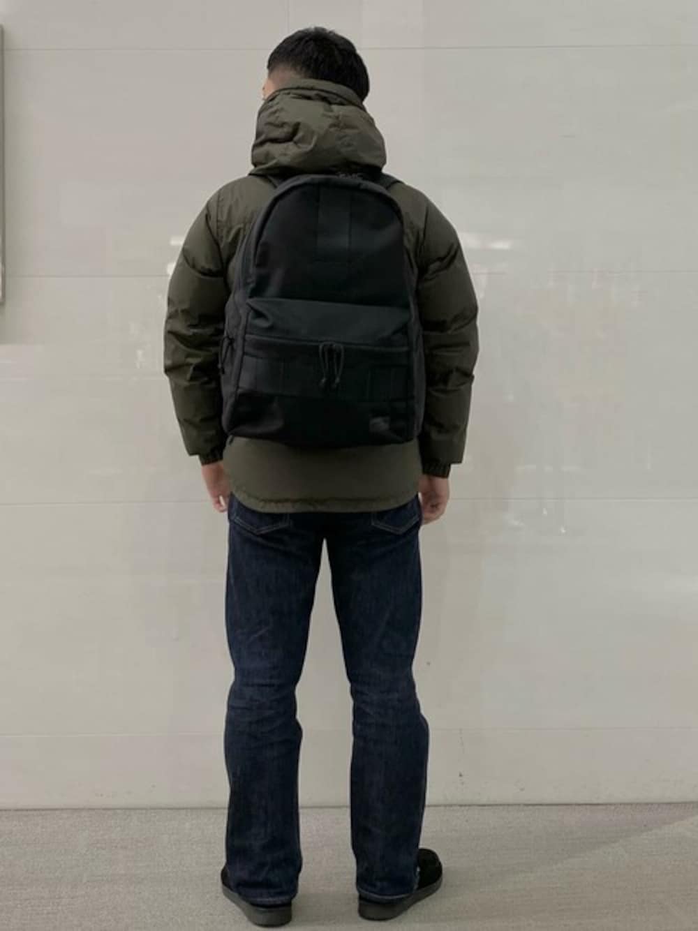 ブラック系のバックパック/リュックを着用したメンズの冬コーディネートの1枚目の写真