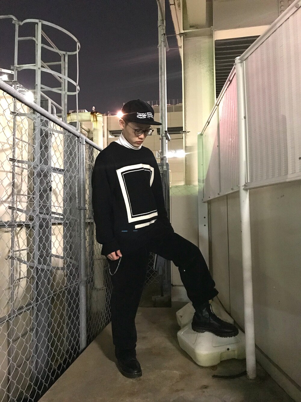 「OFF-WHITE、ELVIRA、タートルネック、コーデュロイ、Dr.Martens、冬コーデ、黒、ストリート」｜「off whiteのOFF WHITE 『SEEING THINGS』キャップ（キャップ、ブラック系）」を使った、こーたろーさん（メンズ・161cm）の秋コーディネートの1枚目の写真