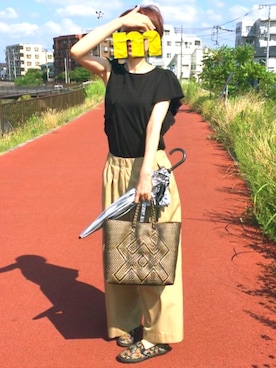 「フリルトップス」｜「アイテム（スリッポン）」を使った、akiさん（レディース・165cm）の夏コーディネート