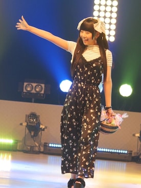 「SPINNS（スピンズ）のアイテム（サロペット/オーバーオール）」を使った、相沢梨紗さん（レディース・159cm）の夏コーディネート