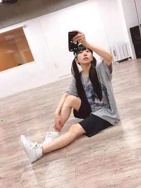 「グレーTシャツ」｜「アイテム（PC・スマホグッズ/家電）」を使った、相沢梨紗さん（レディース・159cm）の秋コーディネート