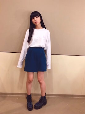 「ミニスカート」｜「アイテム（Tシャツ/カットソー、ホワイト系）」を使った、相沢梨紗さん（レディース・159cm）の秋コーディネート