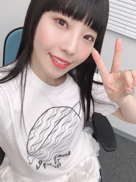 「ミニスカート」｜「アイテム（Tシャツ/カットソー、ホワイト系）」を使った、相沢梨紗さん（レディース・159cm）の冬コーディネート