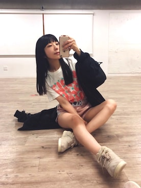 「ライブTシャツ」｜相沢梨紗さん（レディース・159cm）の冬コーディネート