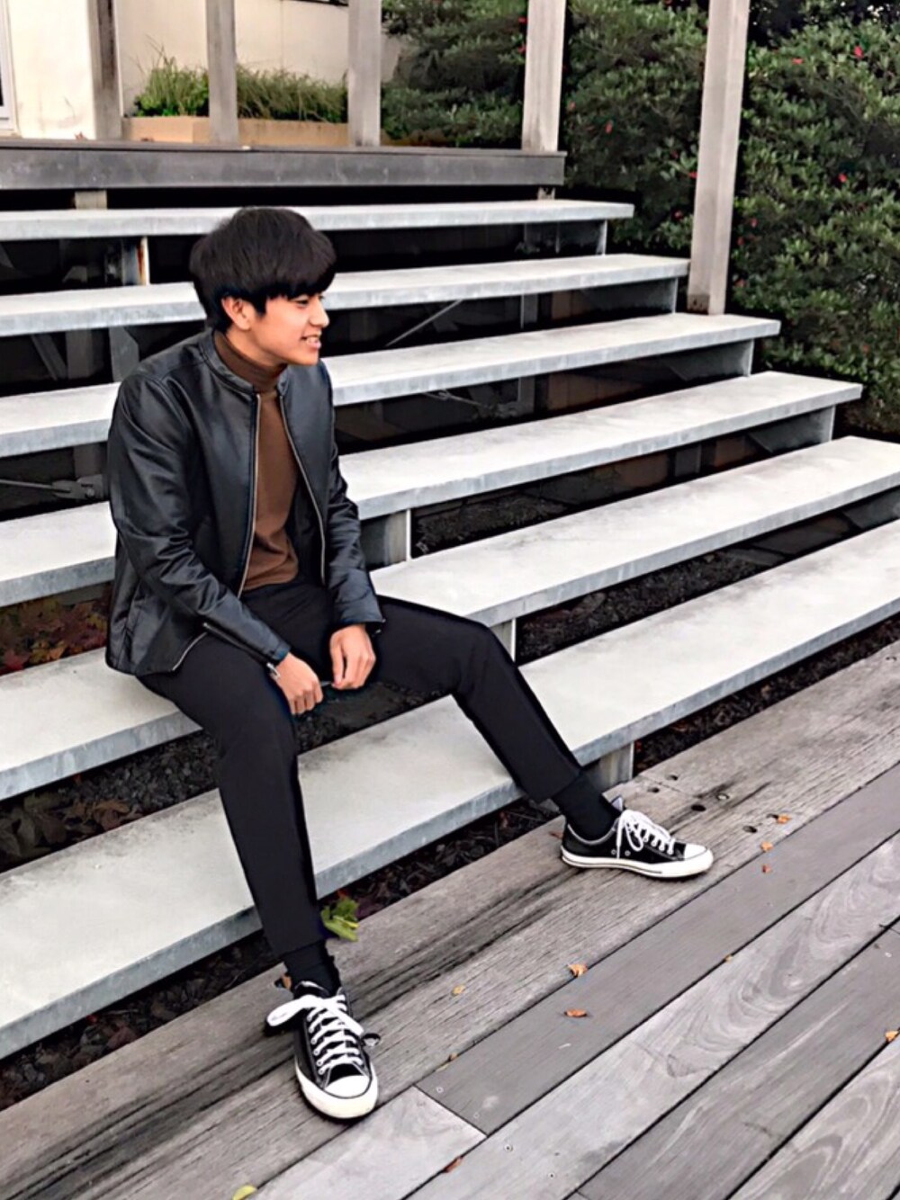 「黒、スキニー、プチプラ、UNIQLO、タートルネック、コンバース、ライダース」｜「WEGOのWEGO/エコレザーシングルライダースジャケット（ライダースジャケット、ブラック系）」を使った、たにきさん（メンズ・178cm）の秋コーディネートの1枚目の写真