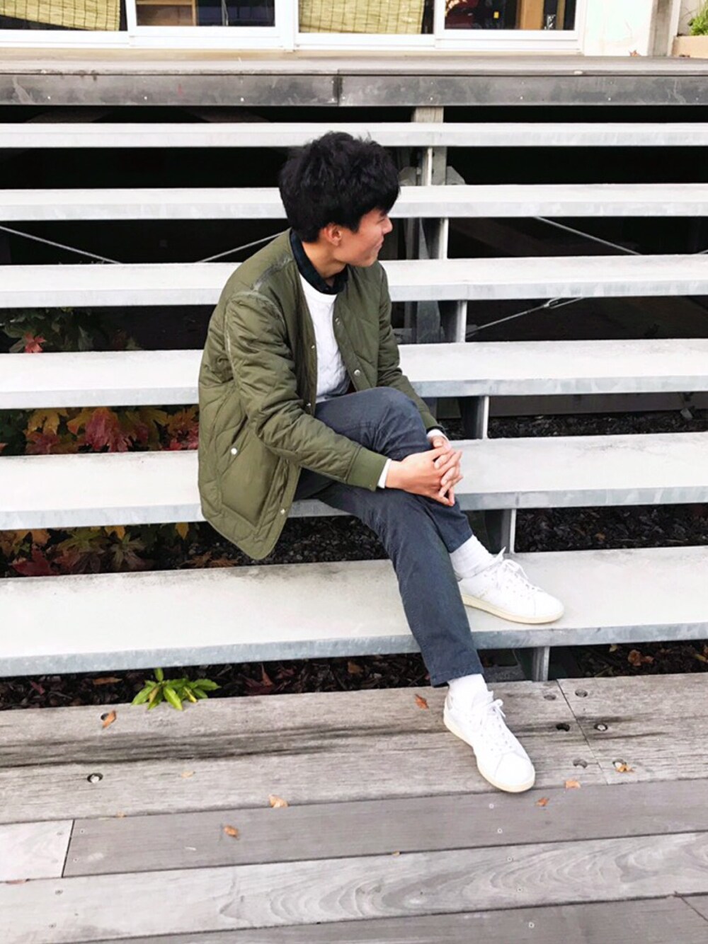 「秋冬コーデ、シンプル、GRAMICCI、ニット」｜「adidas Originalsのユニセックス アディダス オリジナルス スタンスミス adidas Originals STAN SMITH S75075（スニーカー、ホワイト系）」を使った、たにきさん（メンズ・178cm）の秋コーディネートの1枚目の写真