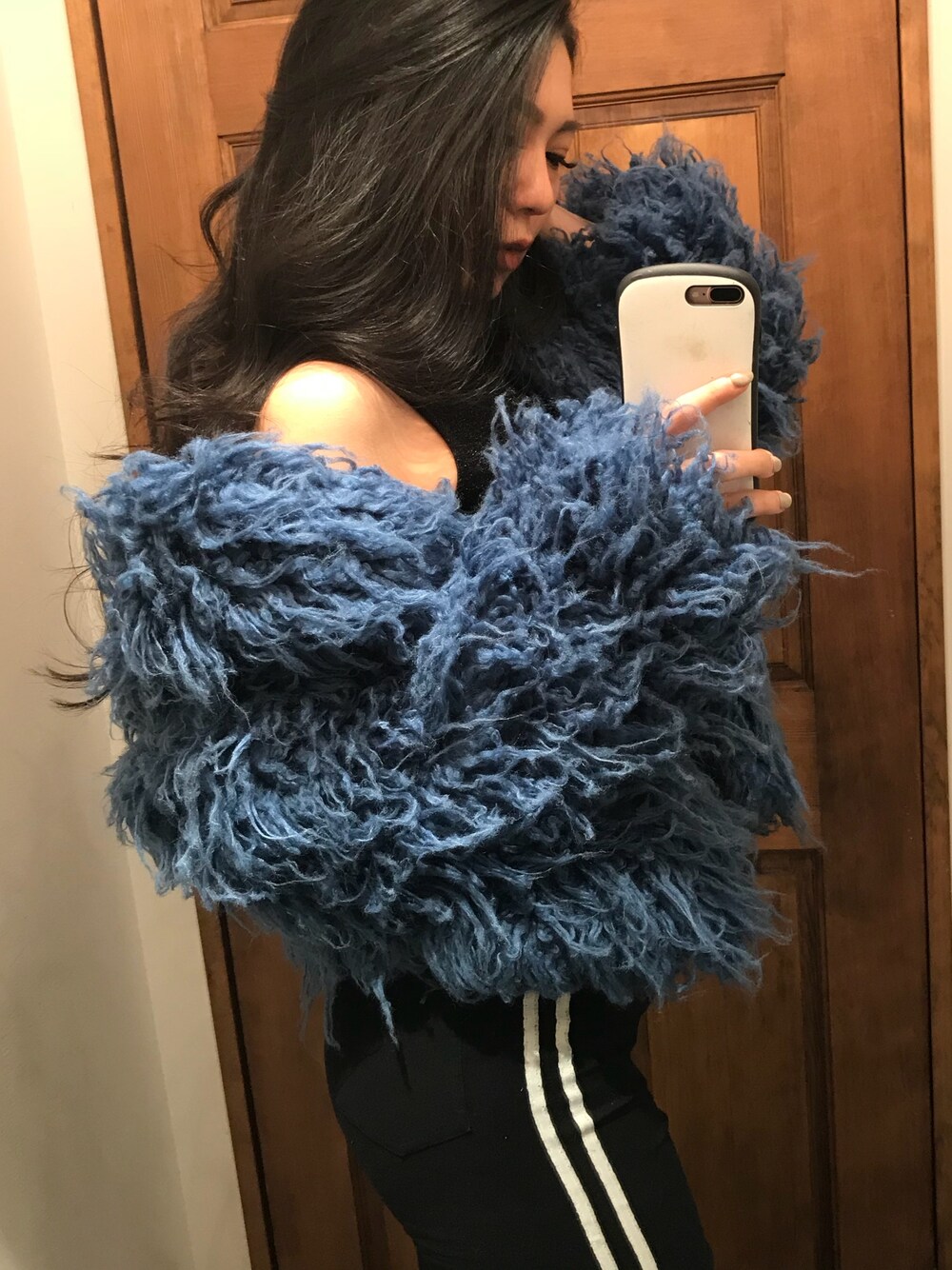 ブルー系のその他アウター、ブラック系のその他パンツを着用したレディースの冬コーディネートの1枚目の写真