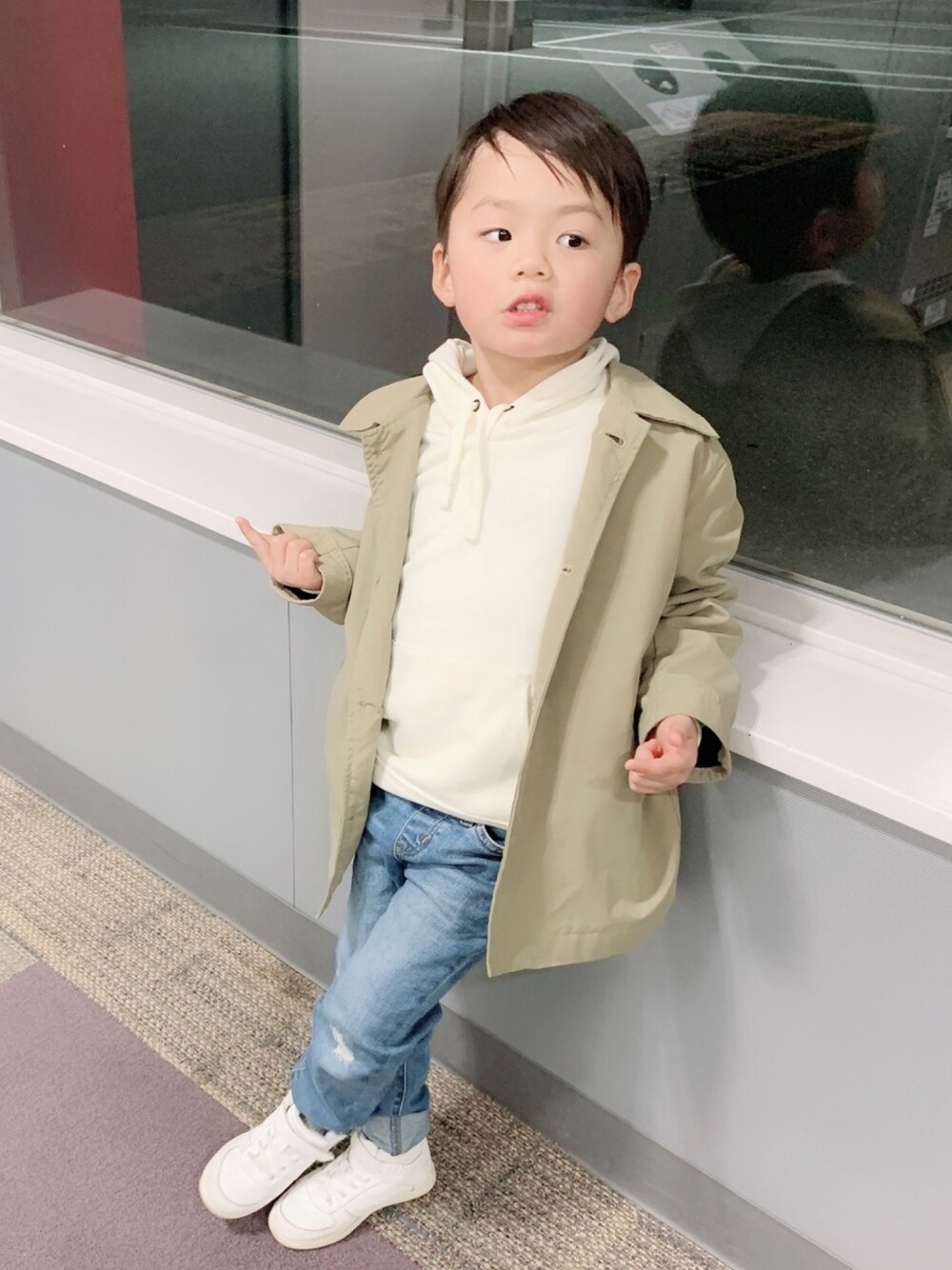 「男の子コーデ、春コーデ、パーカー、4歳、キッズファッション、チャオパニックティピー(CIAOPANIC TYPY)、バースデイ、GU、UNIQLO、ステンカラーコート」｜「CIAOPANIC TYPYの【パパとおそろい】ステンカラーコート（ステンカラーコート、ベージュ系）」を使った、ゆいとんさん（キッズ・110cm）の冬コーディネートの1枚目の写真