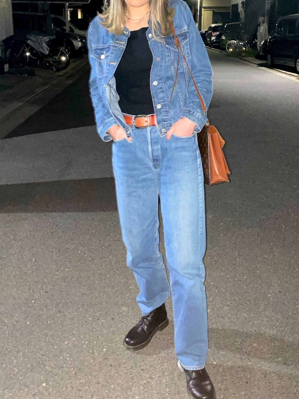 「デニムセットアップ、パンツスタイル、高身長女子、ドクターマーチン、Levi's」｜「Levi'sのアイテム（デニムパンツ、ブルー系）」を使った、小鳥さん（レディース・171cm）の冬コーディネートの1枚目の写真