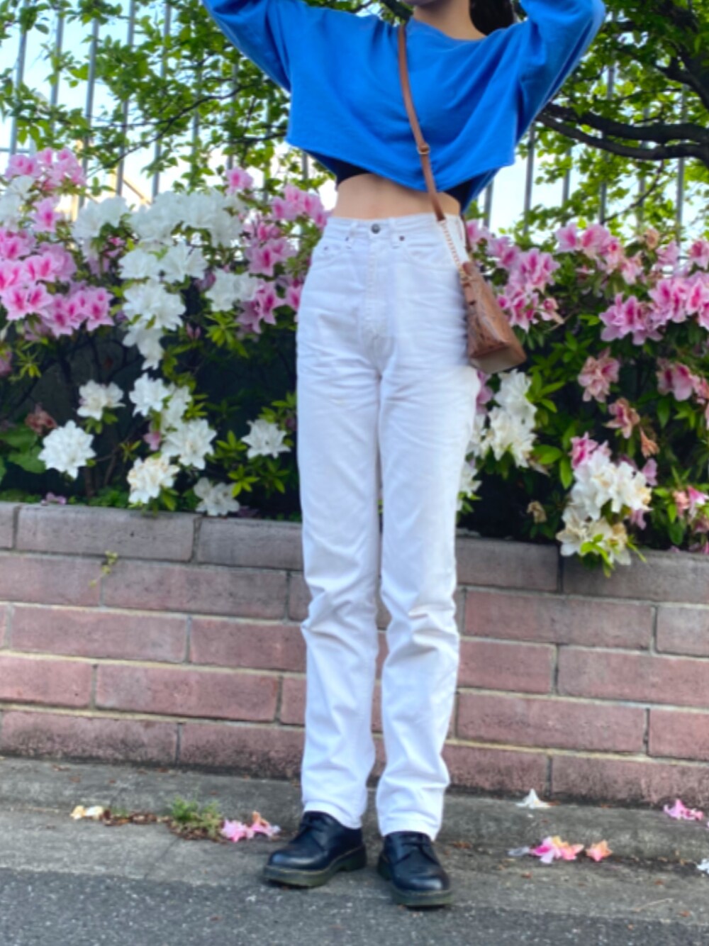 「Levi'sのアイテム（デニムパンツ、ホワイト系）」を使った、小鳥さん（レディース・171cm）の春コーディネートの1枚目の写真