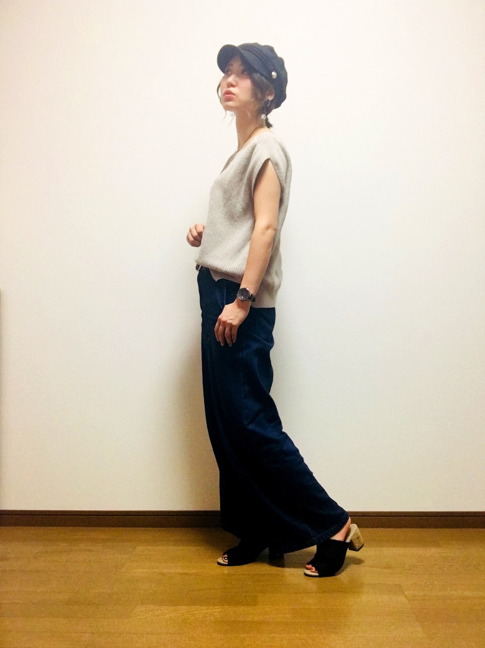 ベージュ系のニット/セーター、ブルー系のデニムパンツ、ブラック系のサンダルを着用したレディースの夏コーディネートの1枚目の写真