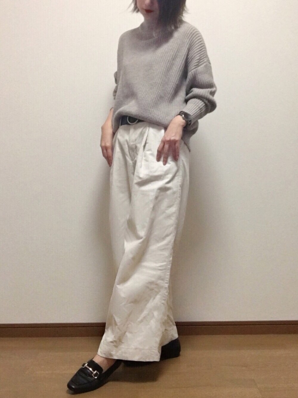 ベージュ系のニット/セーター、ホワイト系のその他パンツ、ブラック系のローファーを着用したレディースの秋コーディネートの1枚目の写真