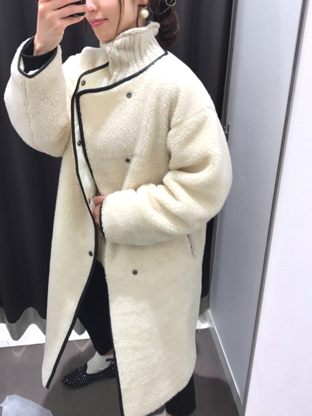 「ONniii、シンプルコーデ、myu、ママファッション、オーバーサイズ、大人カジュアル、ボア、パール、シンプルイズベスト、モノトーン」｜「onniiiのアイテム（その他アウター、ホワイト系）」を使った、KENIIさん（レディース・167cm）の冬コーディネートの1枚目の写真