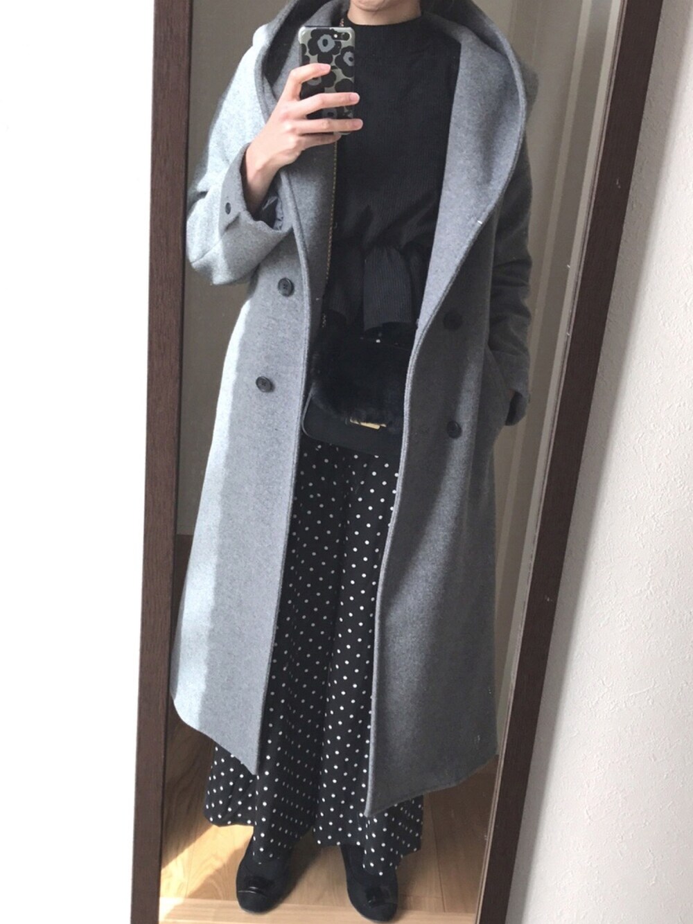 「ドット、HARE、ママコーデ、しまむら、フィフス、オーバーサイズ、プチプラ、ワイドパンツ、シンプルコーデ、モノトーンコーデ」｜「GRLのフラップファーミニショルダーバッグ（ショルダーバッグ、ブラック系）」を使った、KENIIさん（レディース・167cm）の春コーディネートの1枚目の写真