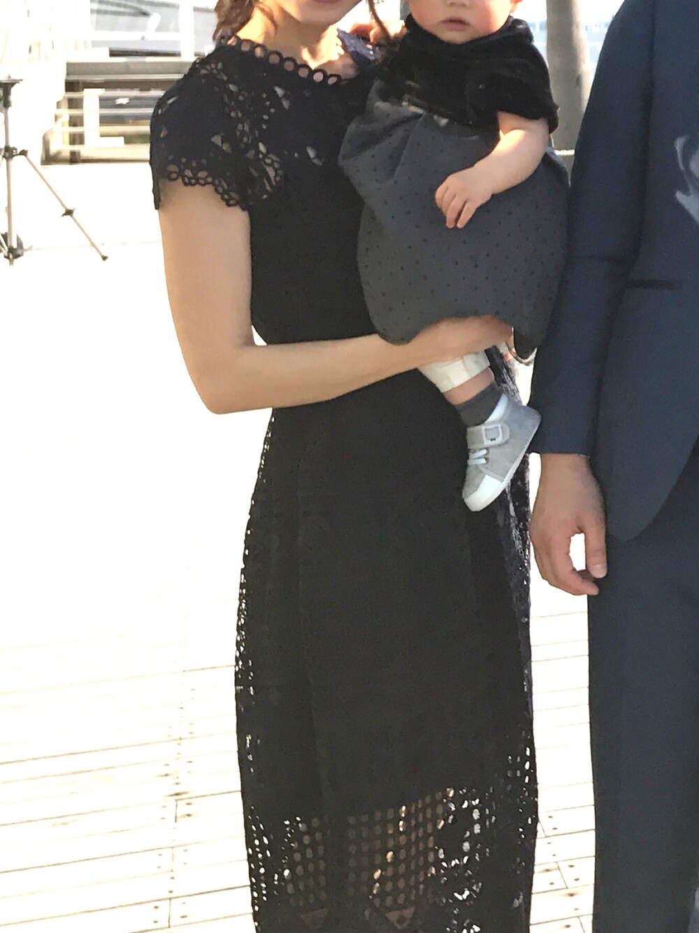 「テッドベーカー、鎌倉、ウエディング、結婚式 ワンピース、総レース、ネイビー、レースワンピース、高身長女子、ママファッション、ファミリア」｜「Ted Bakerのアイテム（ワンピース/ドレス、ブルー系）」を使った、KENIIさん（レディース・167cm）の春コーディネートの1枚目の写真