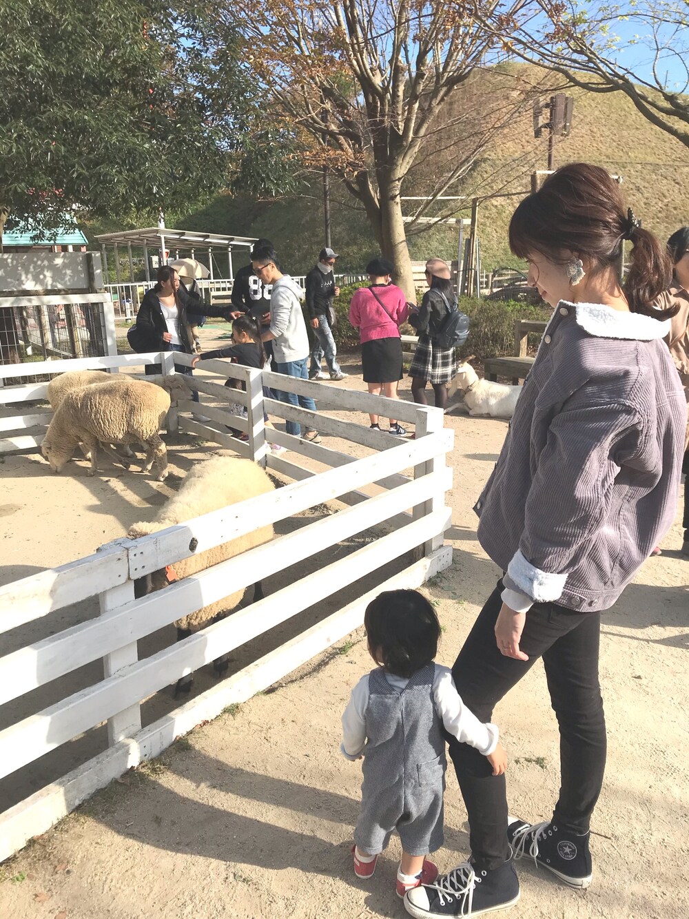 「グレイル、スキニーパンツ、コンバース、ZOZO公認ユーザー、アガット(agete)、シンプルおしゃれが好き、秋コーデ、コーデュロイ、ボアジャケット、ママコーデ」｜「GRLのコーデュロイボアカラーGジャン（その他アウター、グレー系）」を使った、KENIIさん（レディース・167cm）の秋コーディネートの1枚目の写真