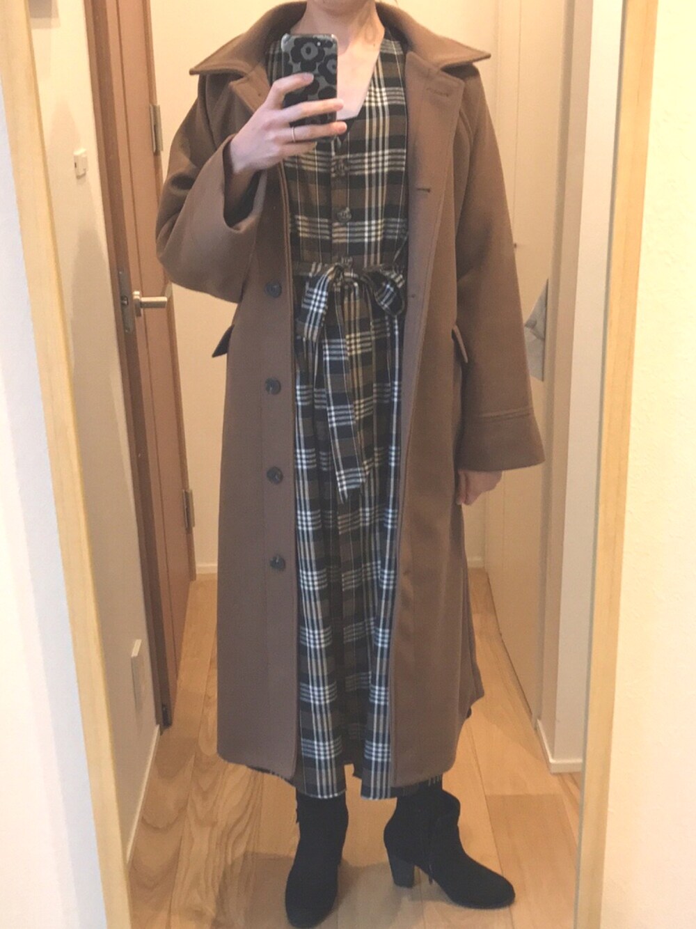 「ZARA、チョコ色に染まれ、大人カジュアル、ロングワンピース、ロングコート、ママコーデ、高身長女子、チェック、チェックワンピース、ブーツ」｜「DHOLICのラグランスリーブボクシーロングコート（ダウンジャケット/コート、ブラウン系）」を使った、KENIIさん（レディース・167cm）の冬コーディネートの1枚目の写真