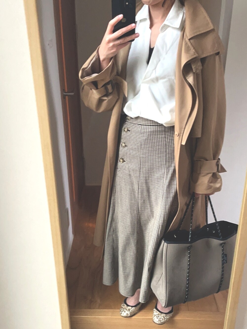 「高身長女子、大人カジュアル、仕事コーデ、大人コーデ、春コーデ、トレンチコート、ベージュコーデ、パンプス、ロングスカート、マーメイドスカート」｜「しまむらのアイテム（スカート、ブラウン系）」を使った、KENIIさん（レディース・167cm）の春コーディネートの1枚目の写真