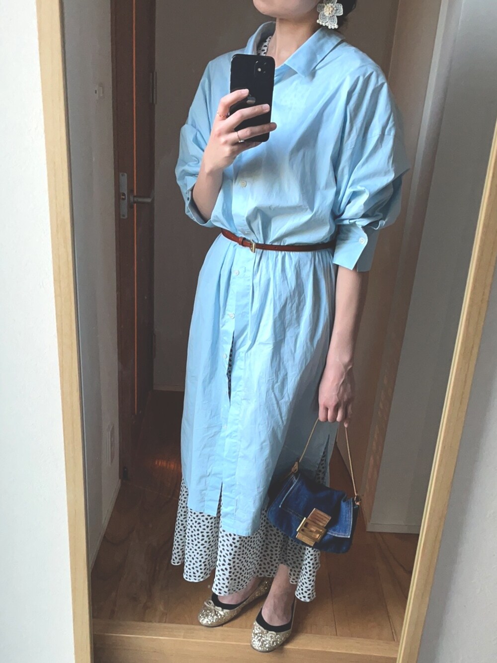「レイヤードスタイル、ロングワンピース、シャツワンピース、重ね着、休日スタイル、休日コーデ、ダルメシアン柄、FENDI、高身長女子、ママコーデ」｜「チョコレートキャンベルのアイテム（ピアス（両耳用）、ホワイト系）」を使った、KENIIさん（レディース・167cm）の春コーディネートの1枚目の写真