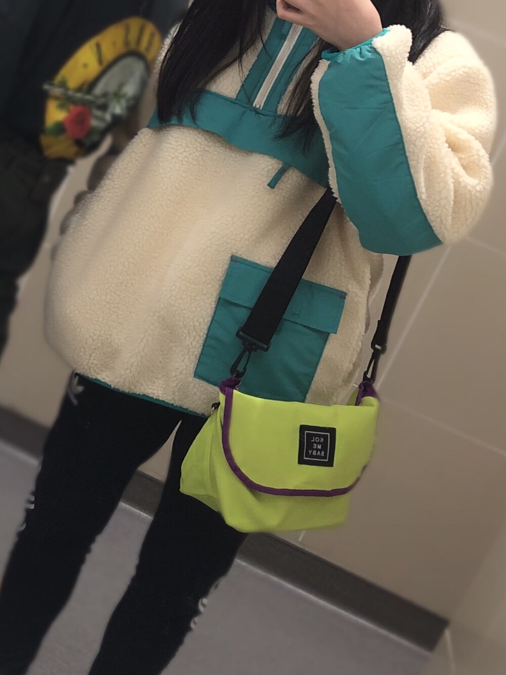 「ボア、ラインパンツ、アディダスジャージ、x-girl、ストリート、ストリート系女子」｜「X-girlのBOA ANORAK（ブルゾン、ホワイト系）」を使った、momo∨̈さん（レディース・159cm）の冬コーディネートの1枚目の写真