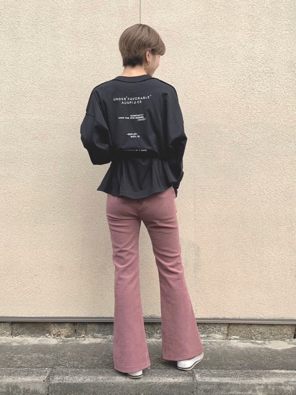 ブラック系のTシャツ/カットソー、ピンク系のその他パンツを着用したレディースの秋コーディネートの1枚目の写真