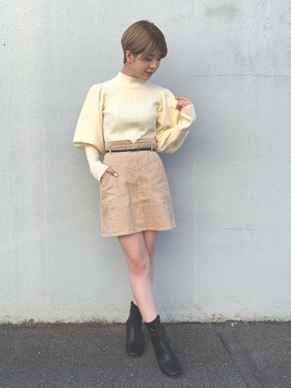 「秋のコーデ、お洒落さんとつながりたい、低身長、秋服、ベージュコーデ、ブーツ、コーデュロイ、ミニスカート、冬コーデ」｜「FREE'S MARTの◆変形リブハイネックニット（ニット/セーター、ホワイト系）」を使った、томоиаさん（レディース・150cm）の秋コーディネートの1枚目の写真