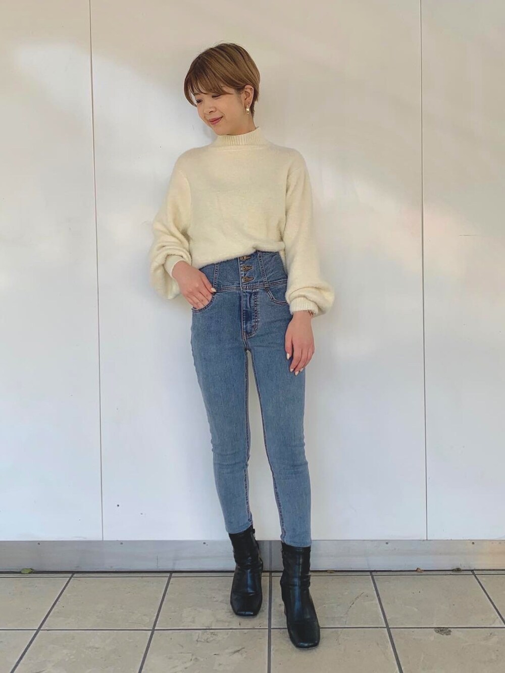 「秋のコーデ、オトナカジュアル、おしゃれさんと繋がりたい、低身長コーデ、デニム、スキニーデニム、冬コーデ、ニットコーデ、低身長」｜「FREE'S MARTのショートシャギーハイネックニット（ニット/セーター、ホワイト系）」を使った、томоиаさん（レディース・150cm）の秋コーディネートの1枚目の写真