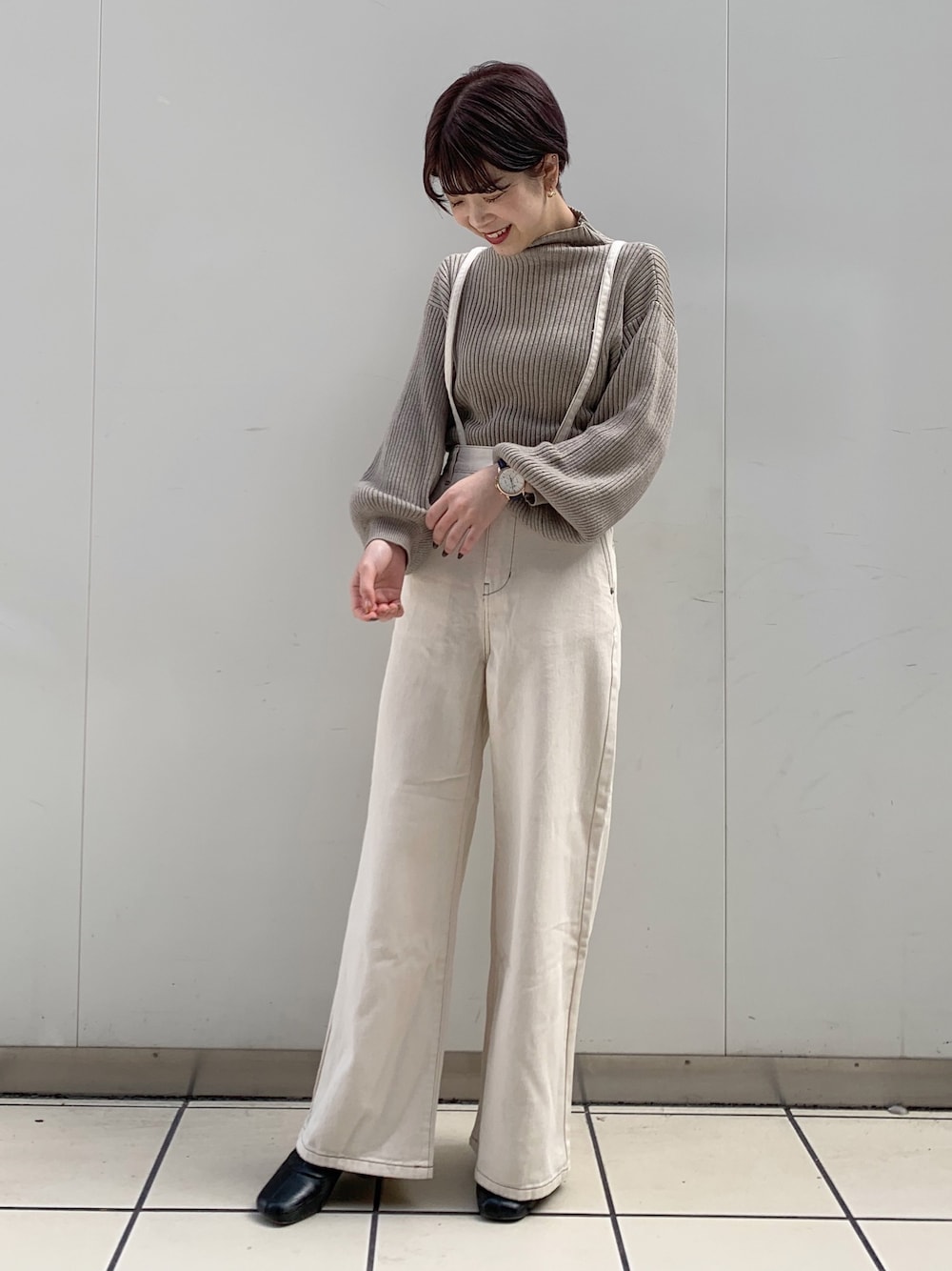 「シンプルコーデ、お洒落さんとつながりたい、カジュアルコーデ、ボリューム袖、150cm、低身長、オトナカジュアル、ニット、ワイドパンツ、大人女子」｜「FREE'S MARTの◆ボトルネックボリュームスリーブニット（ニット/セーター、ベージュ系）」を使った、томоиаさん（レディース・150cm）の秋コーディネートの1枚目の写真