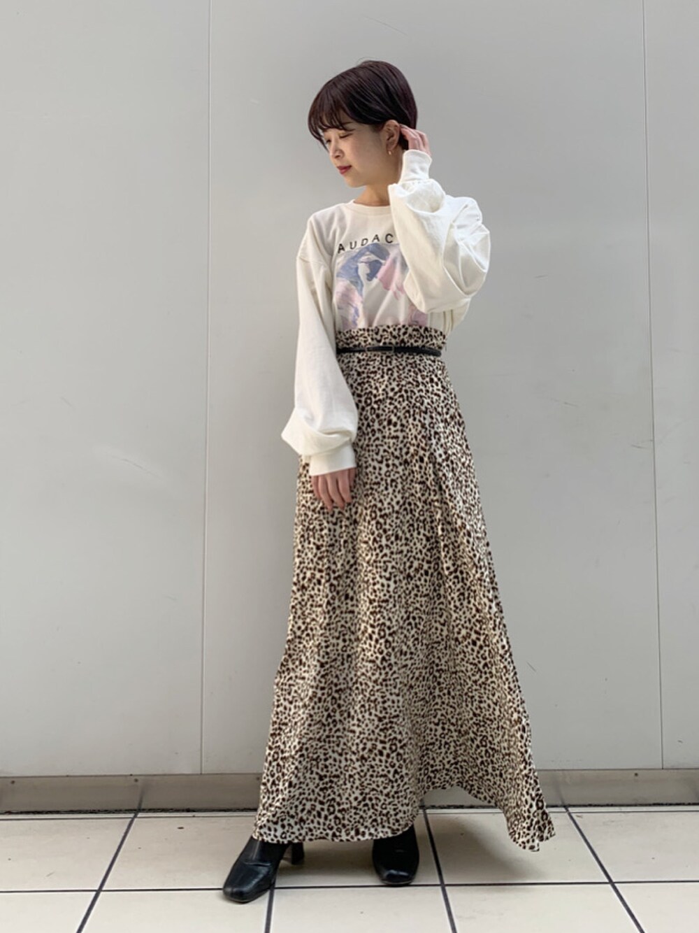 「大人カジュアル、オトナ女子、休日スタイル、ootd、低身長、冬、ブーツ、リラックススタイル、レオパード、おしゃれさんと繋がりたい」｜「FREE'S MARTの◆アートペイントプリントＴシャツ（Tシャツ/カットソー、ホワイト系）」を使った、томоиаさん（レディース・150cm）の冬コーディネートの1枚目の写真