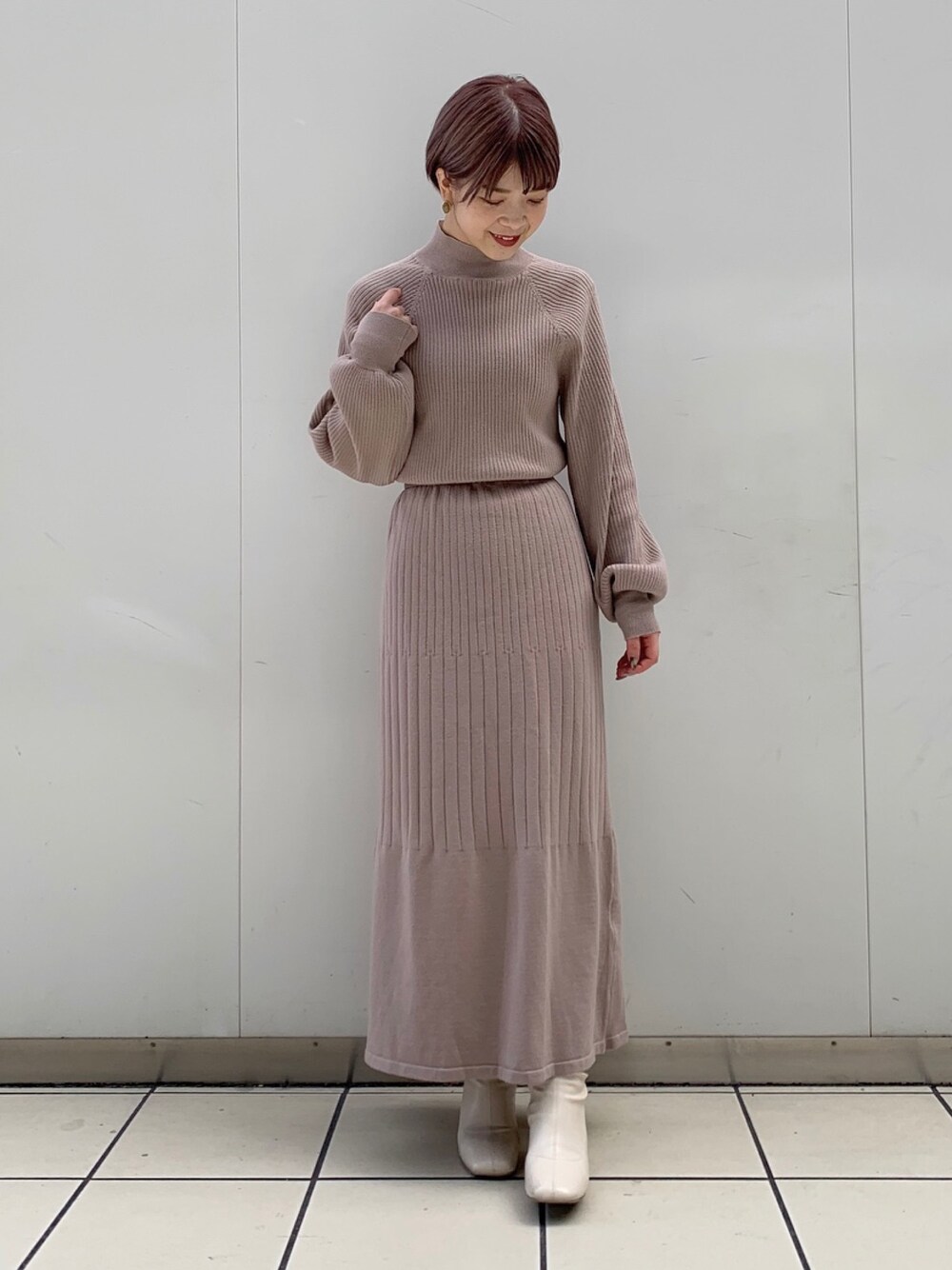 「大人コーデ、ブーツスタイル、オトナカジュアル、ワントーンコーデ、おしゃれさんと繋がりたい、冬コーデ、ニットワンピース、ベルト、ベージュ」｜「FREE'S MARTのウォームストレッチ編み違いリブニットワンピース（ワンピース、ベージュ系）」を使った、томоиаさん（レディース・150cm）の冬コーディネートの1枚目の写真