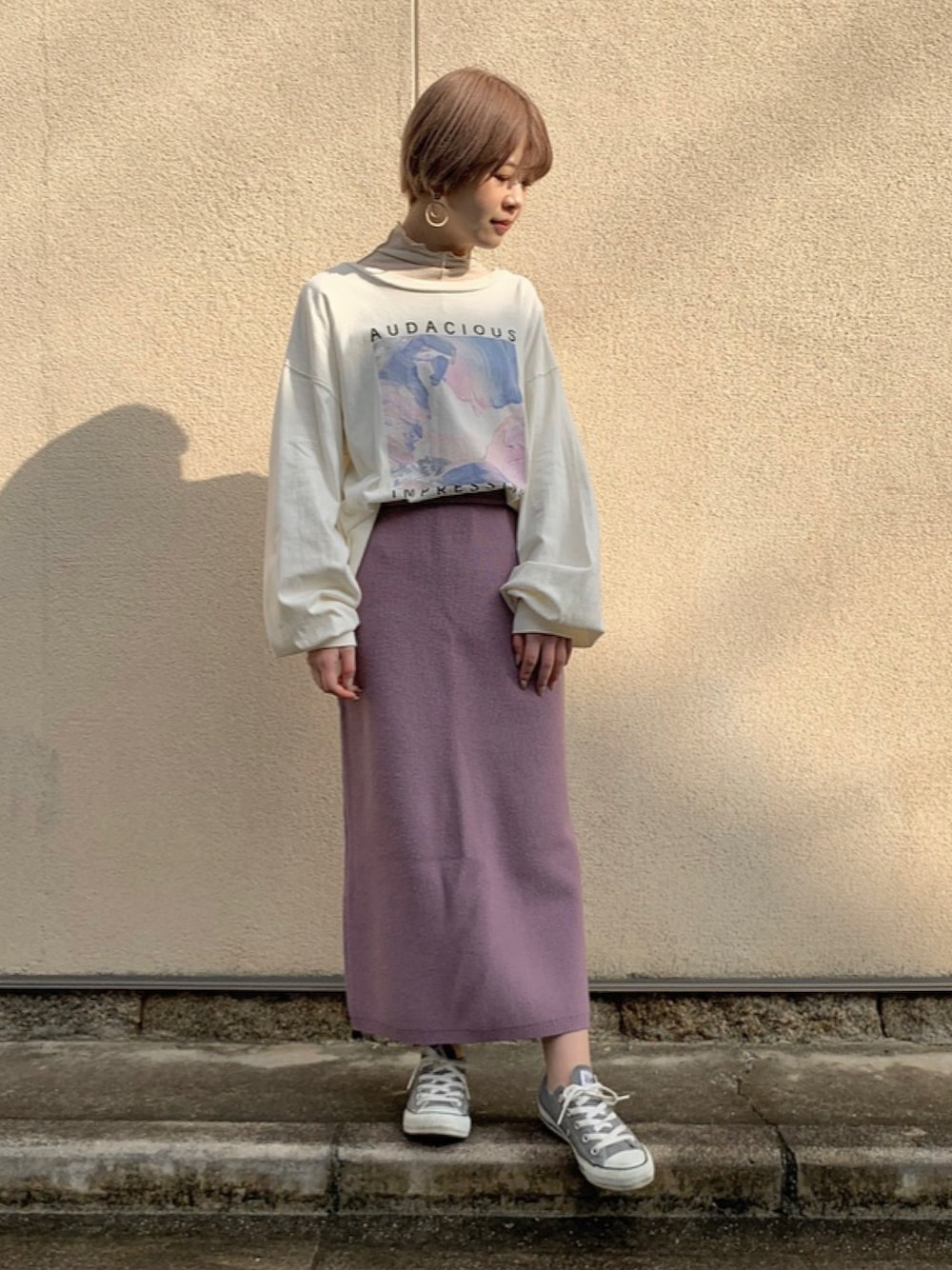 「私の推しブランド、冬コーデ、休日コーデ、低身長、着回しコーデ、ラフコーデ、Tシャツ、スニーカー、コンバース」｜「FREE'S MARTの◆アートペイントプリントＴシャツ（Tシャツ/カットソー、ホワイト系）」を使った、томоиаさん（レディース・150cm）の冬コーディネートの1枚目の写真