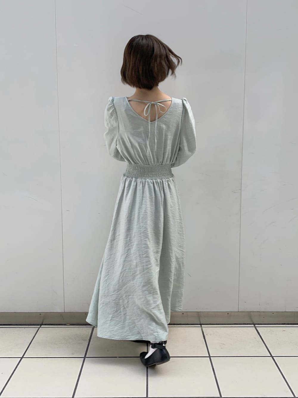 「FreesMart、フリーズマート(FREE'S MART)、春コーデ、ワンピース、ootd、おしゃれさんと繋がりたい、春色、くすみカラー、低身長コーデ、大人ガーリー」｜「FREE'S MARTのウエストシャーリングＶネックワンピース（ワンピース、グリーン系）」を使った、томоиаさん（レディース・150cm）の春コーディネートの1枚目の写真
