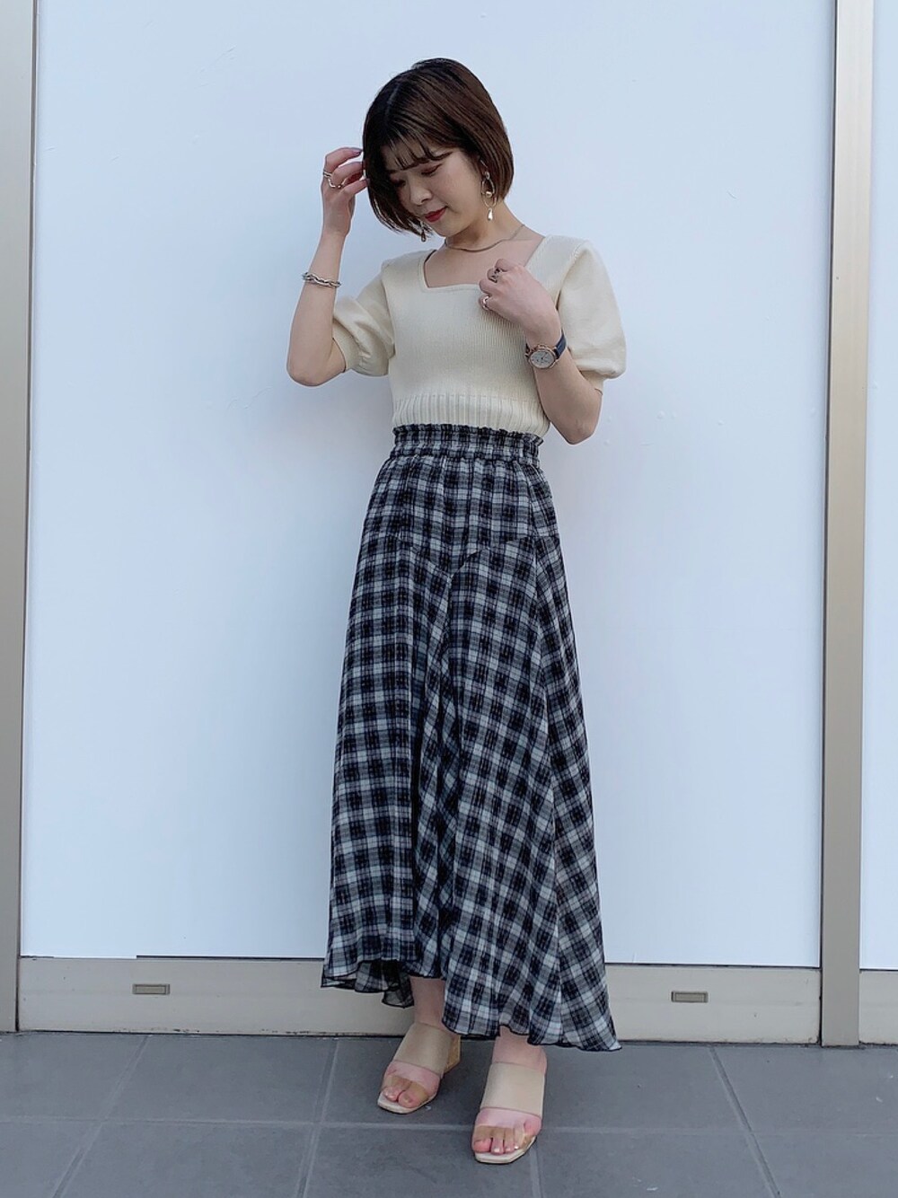 「フリーズマート(FREE'S MART)、お洒落さんとつながりたい、シンプル、オトナ女子、スカート、春、ボリューム袖、モノトーンコーデ、チェック、フェミニン」｜「FREE'S MARTの◆スクエアネックボリュームスリーブ半袖ニット（ニット/セーター、ホワイト系）」を使った、томоиаさん（レディース・150cm）の春コーディネートの1枚目の写真