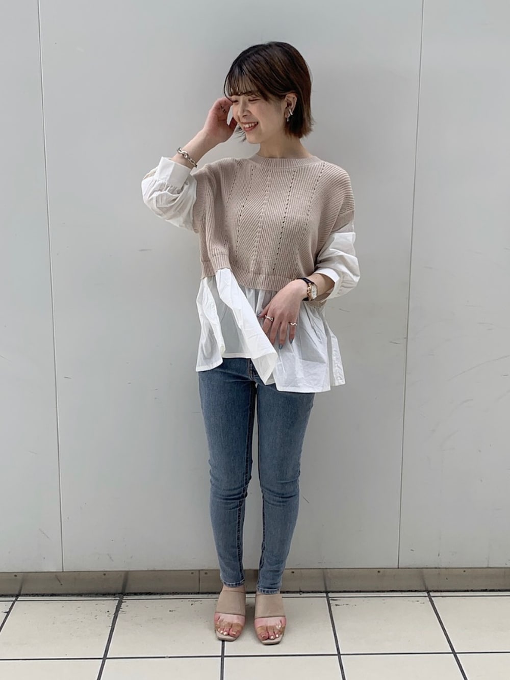 「フリーズマート(FREE'S MART)、春コーデ、おしゃれさんと繋がりたい、シンプル、低身長コーデ、カジュアル、ootd、大人カジュアル、レイヤードスタイル、スキニーデニム」｜「FREE'S MARTの◆レイヤード風ドッキングニット（ニット/セーター、ベージュ系）」を使った、томоиаさん（レディース・150cm）の春コーディネートの1枚目の写真