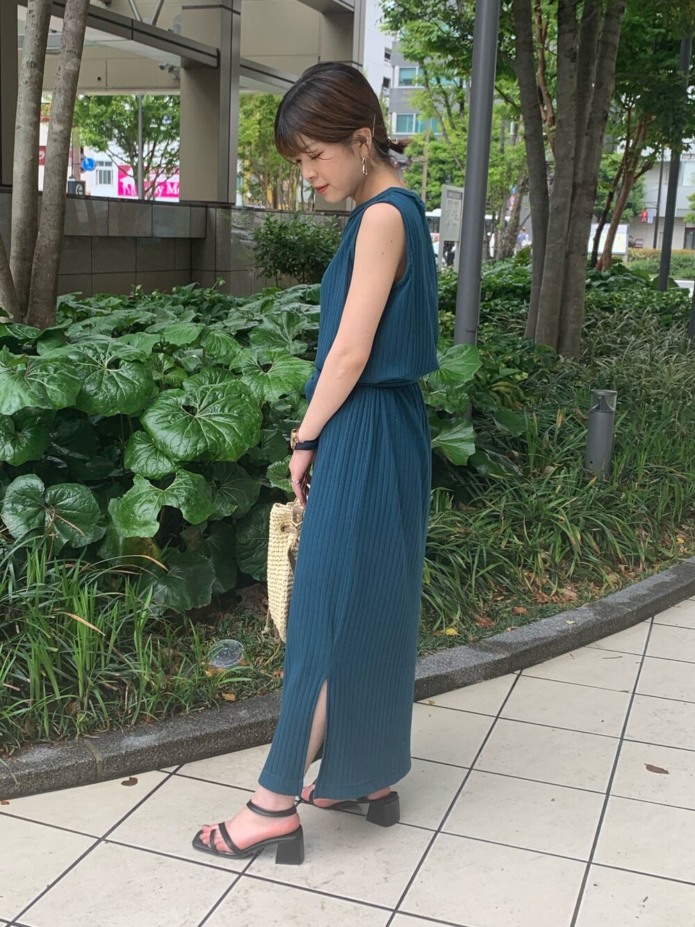 「フリーズマート(FREE'S MART)、シンプルコーデ、低身長、カジュアル、春夏コーデ、ootd、オトナカジュアル、ワンピース、グリーン、バッグ」｜「FREE'S MARTの◇ウエストマークテレコワンピース（ワンピース、グリーン系）」を使った、томоиаさん（レディース・150cm）の春コーディネートの1枚目の写真