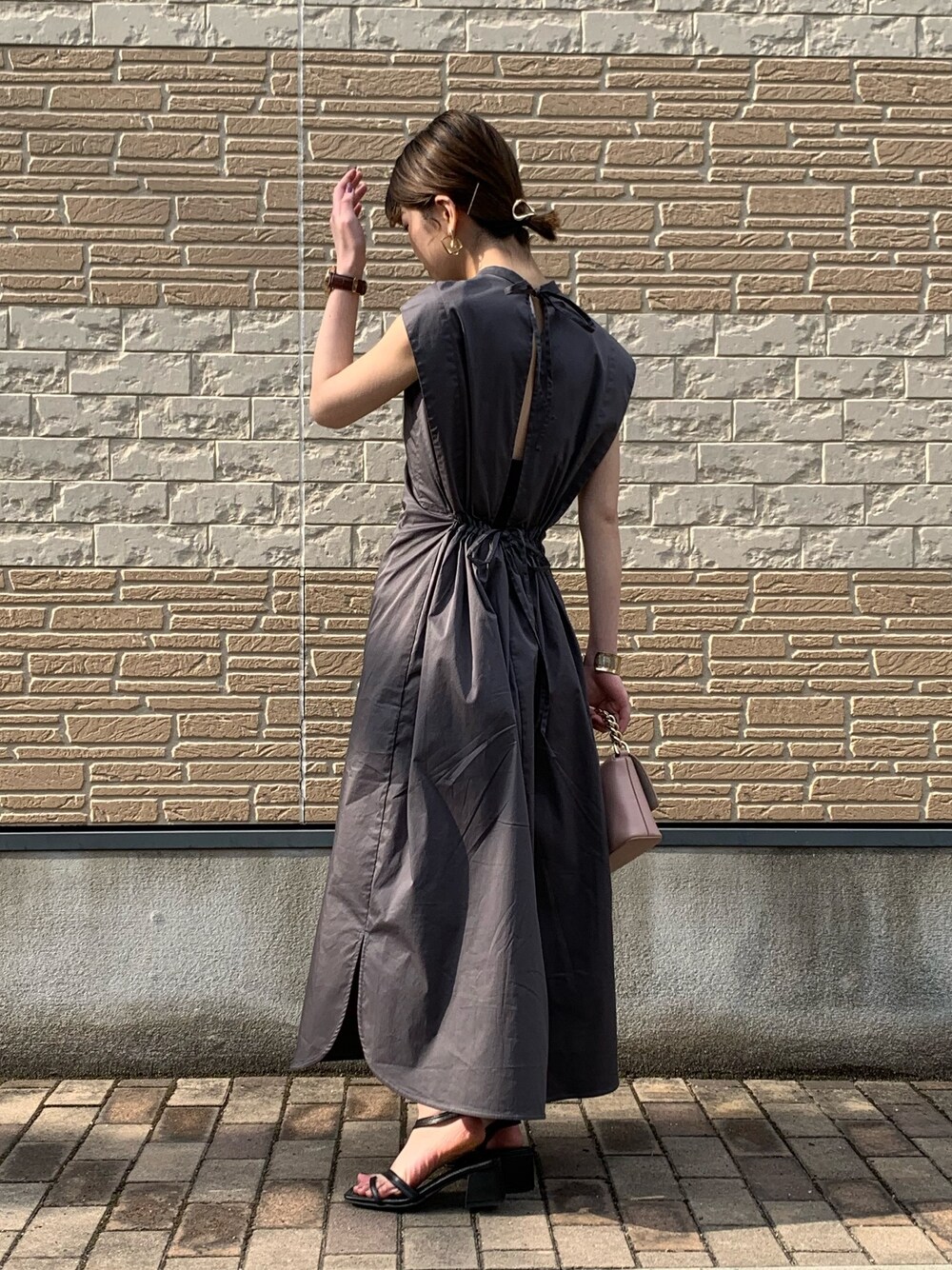 「フリーズマート(FREE'S MART)、低身長、シンプル、春夏コーデ、大人カジュアル、ootd、バックスタイル、ワンピース、黒、ブラック」｜「FREE'S MARTの◆バックオープンノースリーブワンピース（ワンピース、ブラック系）」を使った、томоиаさん（レディース・150cm）の春コーディネートの1枚目の写真