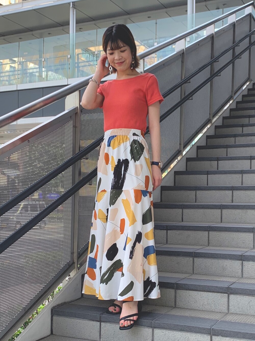 「フリーズマート(FREE'S MART)、これが私をアゲる服、休日スタイル、夏コーデ、低身長、オトナ女子、ootd、スカート、バックオープン、お洒落さんとつながりたい」｜「FREE'S MARTのワッフルバックオープンカットソー（Tシャツ/カットソー、オレンジ系）」を使った、томоиаさん（レディース・150cm）の春コーディネートの1枚目の写真