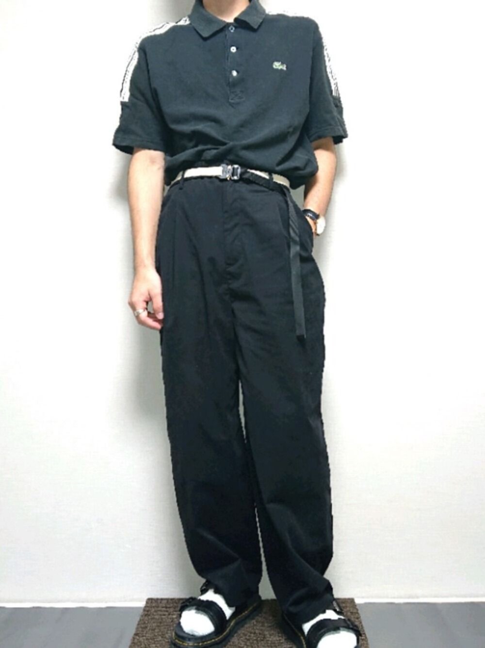 「LACOSTE、メゾンスペシャル、H BEAUTY&YOUTH、Dr.Martens、Daniel Wellington、古着、モノトーン、サンダル、ポロシャツ、黒」｜「H　BEAUTY&YOUTH UNITED ARROWSの＜H＞LOOSE NP PANTS/パンツ（その他パンツ、ブラック系）」を使った、ta.kuさん（メンズ・168cm）の夏コーディネートの1枚目の写真