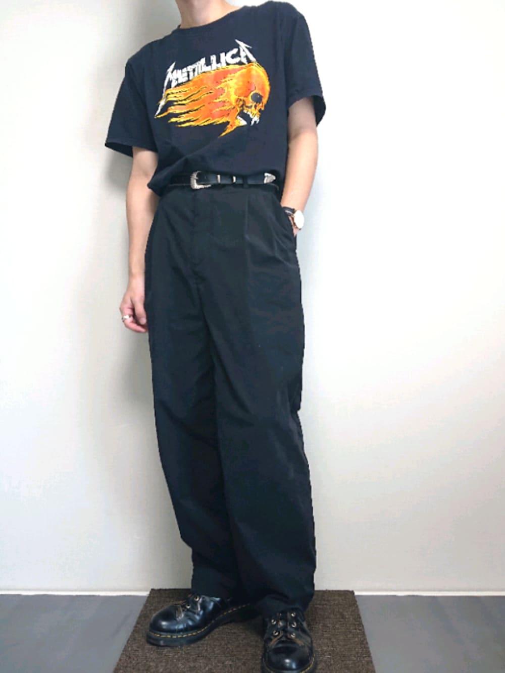 「夏だ！Tシャツ着よう！、ロックT、H BEAUTY&YOUTH、Dr.Martens、HARE、黒、METALLICA、休日スタイル、お洒落さんとつながりたい、夏」｜「H　BEAUTY&YOUTH UNITED ARROWSの＜H＞LOOSE NP PANTS/パンツ（その他パンツ、ブラック系）」を使った、ta.kuさん（メンズ・168cm）の夏コーディネートの1枚目の写真