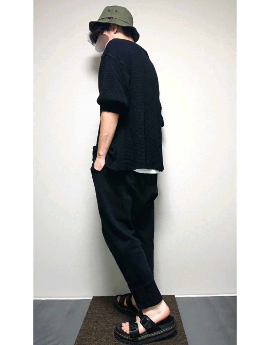 「セットアップスタイル、ストリート、MONKEY TIME、THRASHER、CALUX、Dr.Martens、UNIQLO、ゆるコーデ、夏コーデ、バケットハット」｜「CALUXの＜CALUX × monkey time＞ HEAVY WAFFLE HALF SLEEVE TEE/サーマル（Tシャツ/カットソー、ブラック系）」を使った、ta.kuさん（メンズ・168cm）の夏コーディネートの1枚目の写真