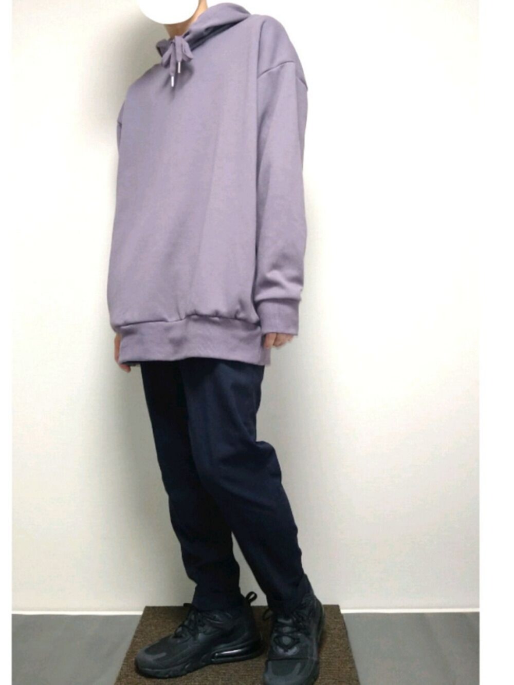 「MAISON SPECIAL、メゾンスペシャル、パープル、パーカー、スラックス、ネイビー、ナイキ、エアマックス、スニーカー、秋冬コーデ」｜「MAISON SPECIALのSOLOTEX/ソロテックストロストレッチアンクルスラックス 【MAISON SPECIAL/メゾンスペシャル】（スラックス、ブルー系）」を使った、ta.kuさん（メンズ・168cm）の秋コーディネートの1枚目の写真