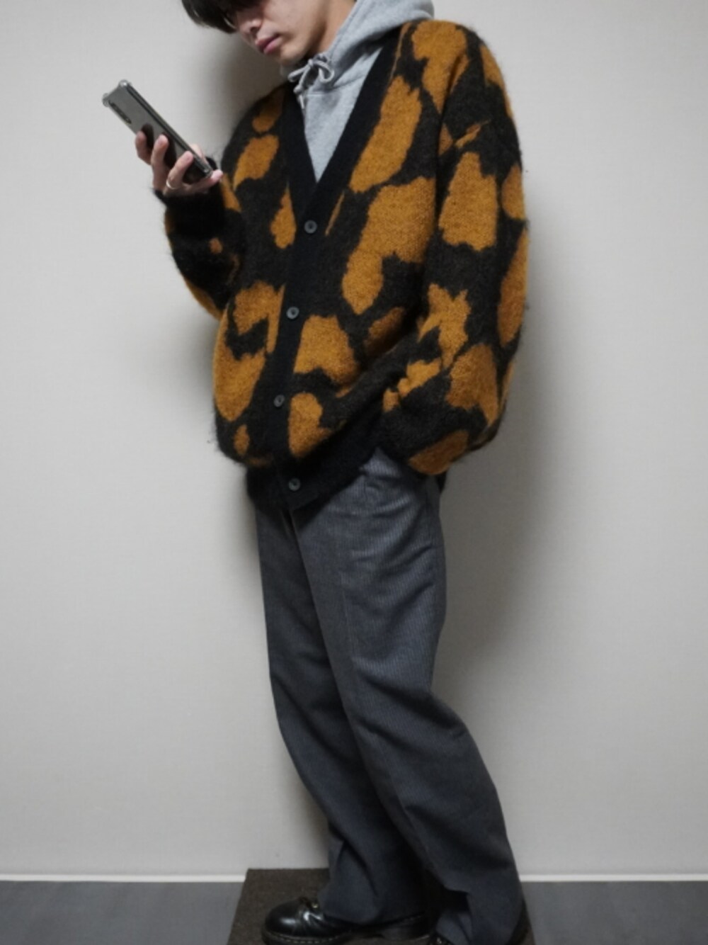 「私の推しブランド、カーディガン、スラックス、maisonspecial、パーカー、COMME des GARCONS、Dr.Martens、RAGEBLUE、お洒落さんとつながりたい、ニット」｜「COMME des GARCONS HOMMEのアイテム（スラックス、グレー系）」を使った、ta.kuさん（メンズ・168cm）の冬コーディネートの1枚目の写真