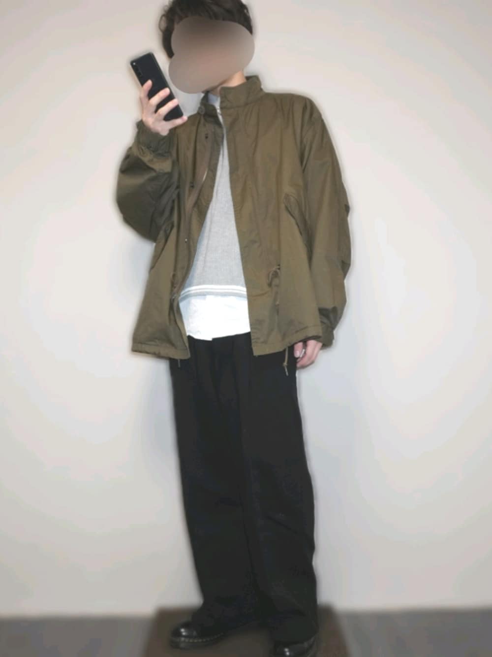「ミリタリージャケット、キレイめ、ブーツ、ワイドパンツ、白シャツ、Aライン、カーキ、ベスト、お洒落さんとつながりたい、休日コーデ」｜「MAISON SPECIALの【WEB限定】《ユニセックスアイテム》シルエットダンボールプライムワイドパンツ 【MAISON SPECIAL/メゾンスペシャル】（スウェットパンツ、ブラック系）」を使った、ta.kuさん（メンズ・168cm）の冬コーディネートの1枚目の写真