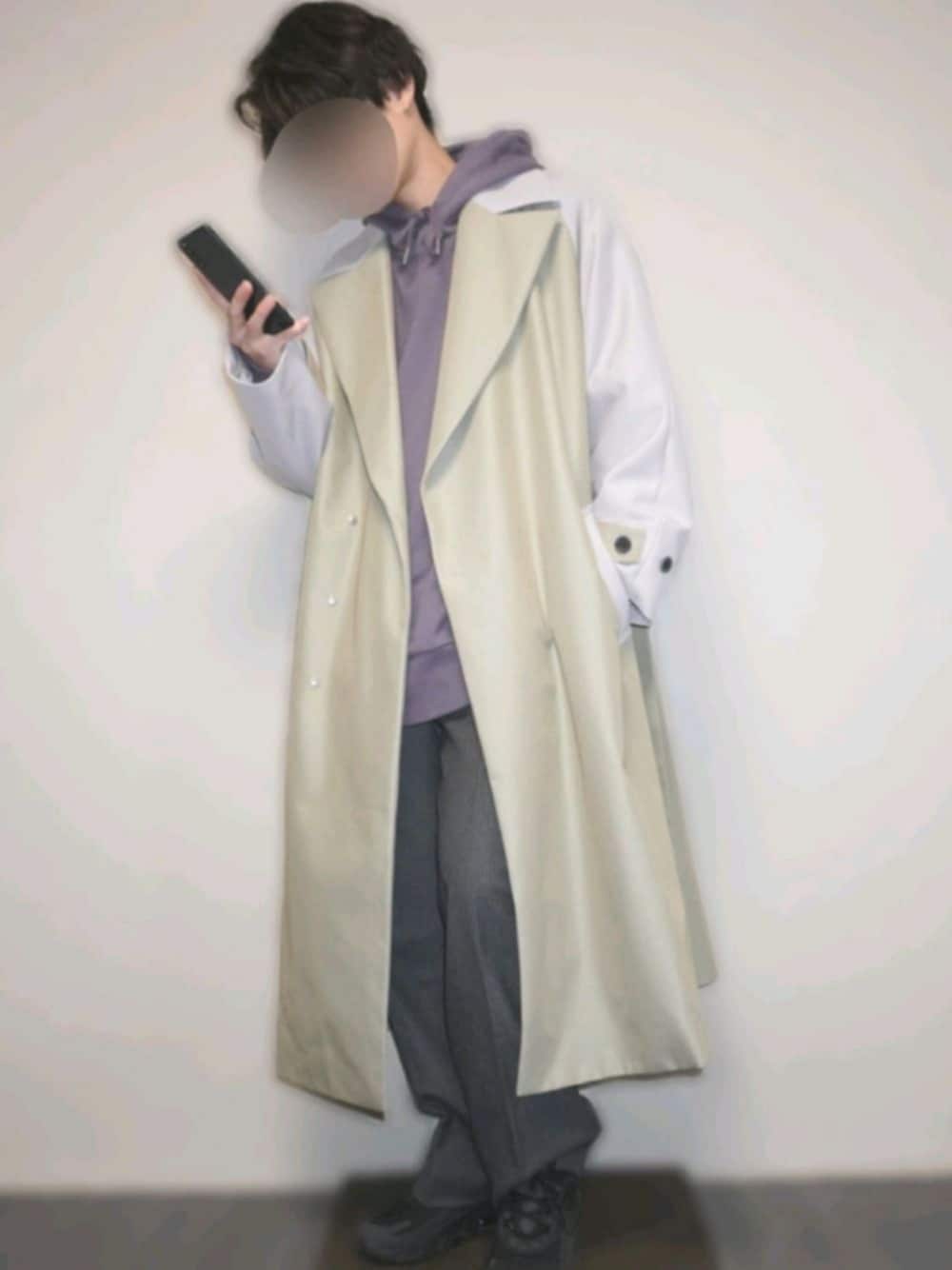 「ワイドパンツ、春アウター、スニーカー、スウェパカ、きれいめカジュアル、ステンカラーコート、ビッグシルエット、オトナカジュアル、ラフ、ロングコート」｜「COMME des GARCONS HOMMEのアイテム（スラックス、グレー系）」を使った、ta.kuさん（メンズ・168cm）の冬コーディネートの1枚目の写真