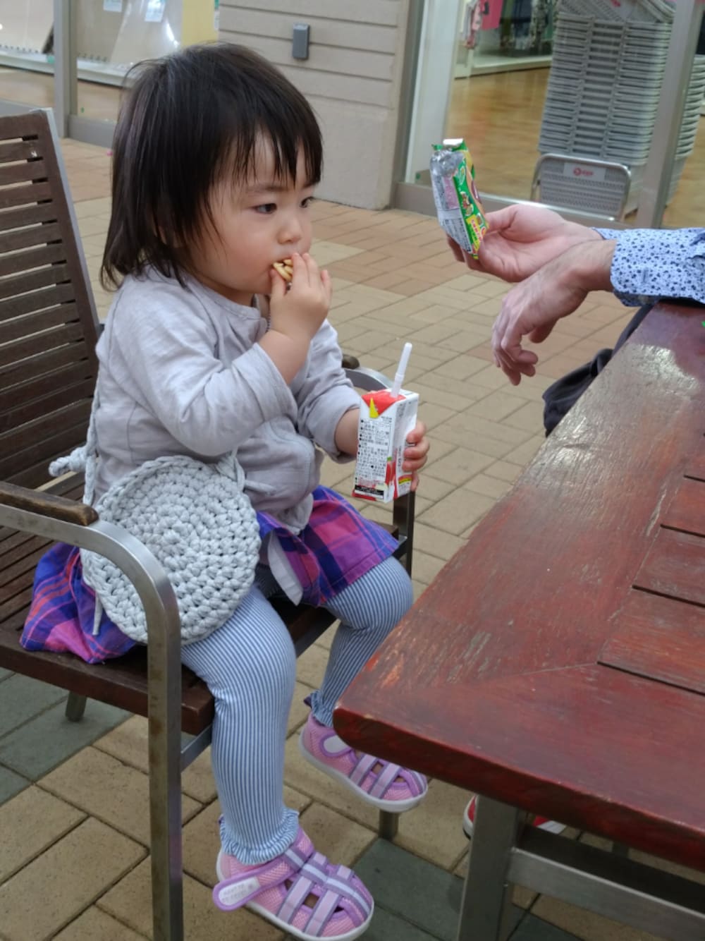「プティマイン、ワンピース、パーカー、グレー、ピンク、ストライプ、1歳5ヶ月、バースデイ、西松屋」｜「petit mainのマドラスチェック柄ドッキングノースリーブワンピース（ワンピース、グレー系）」を使った、yuzukiさん（キッズ・80cm）の春コーディネートの1枚目の写真