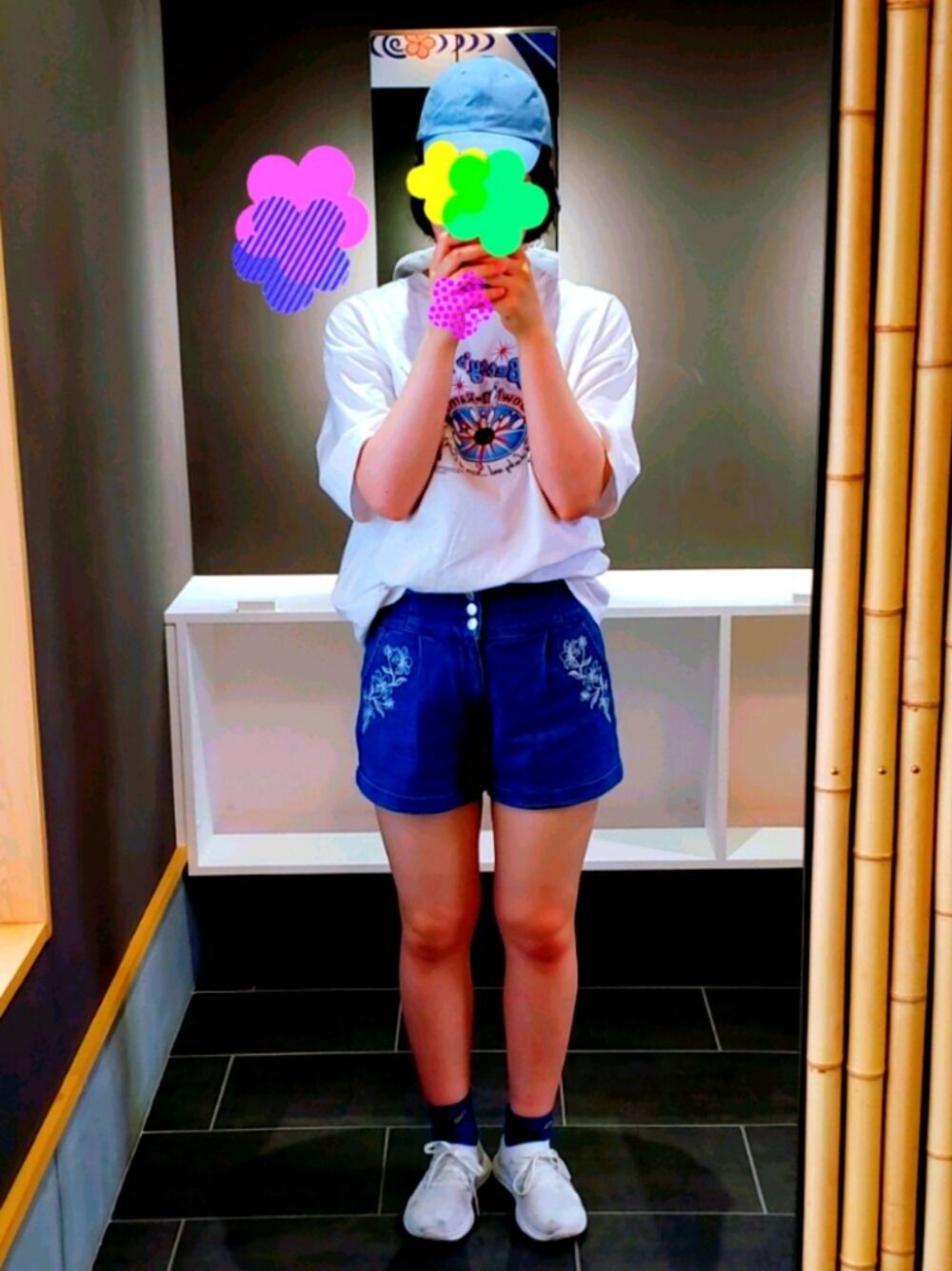 「カジュアルコーデ、シンプルコーデ、青、白、キャラT、ショーパン」｜「古着のアイテム（Tシャツ/カットソー、ホワイト系）」を使った、ちえさん（レディース・170cm）の夏コーディネートの1枚目の写真