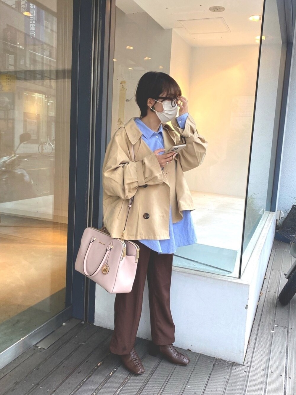 「春、パンツスタイル、休日コーデ、休日スタイル、オトナカジュアル、シンプル、自由が丘」｜「select MOCAのアイテム（トレンチコート、ベージュ系）」を使った、onakasuiteruyoさん（レディース・152cm）の春コーディネートの1枚目の写真